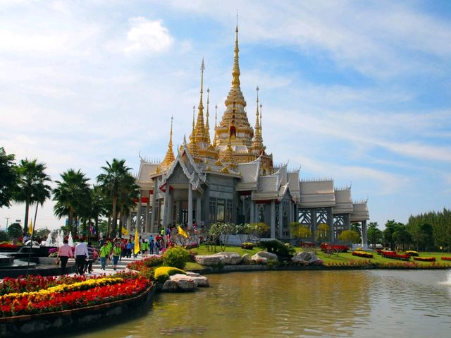 มูลนิธิหลวงพ่อโตสรพงษ์ ไหว้พระขอพรโคราช