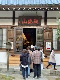 名古屋香積寺-鳥居、寺廟、紅葉與藍天，構成絕美畫面