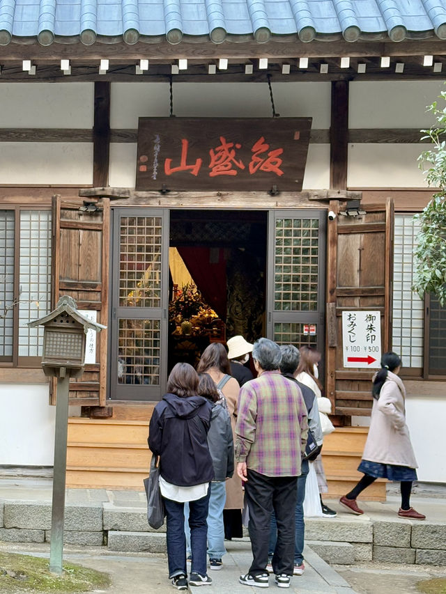 名古屋香積寺-鳥居、寺廟、紅葉與藍天，構成絕美畫面