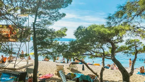 Brela, một thị trấn nhỏ ở Croatia — traveler post in Brela