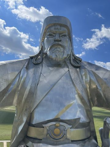 モンゴル】大草原に現るチンギスハーン像🇲🇳 | Trip.com