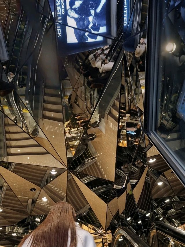 도쿄 독특한 건물의 메가 쇼핑센터: 도큐플라자 오모테산도 하라주쿠🛍