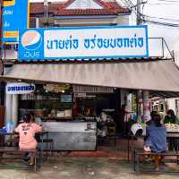 ร้านอาหารตามสั่งข้างทาง แต่รสชาติระดับภัตตาคาร