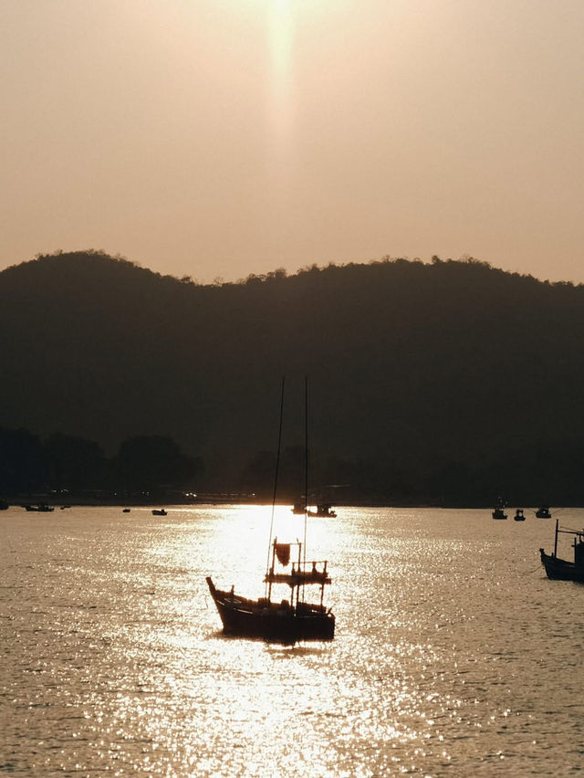 นั่งมองวิวทะเลแล้วมันฮีลใจ 🧡🌊