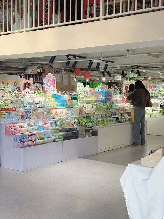 ร้านขายของที่ระลึก ที่น่าซื้อมากๆที่ Dongjiaojiyi 