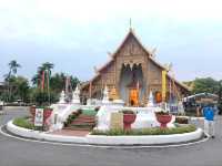สักการะพระพุทธสิหิงค์ วัดพระสิงห์