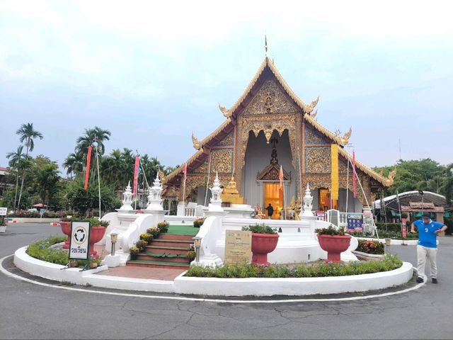สักการะพระพุทธสิหิงค์ วัดพระสิงห์