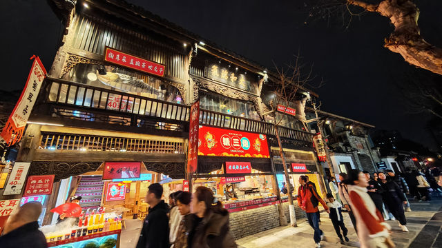 Wide and Narrow Alleys in Chengdu
