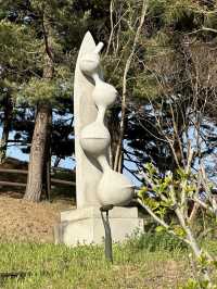 동해 추암 해변의 자연물과 🏞️멋진 조형작품의 조화를 볼 수 있는 동해 산책여행코스