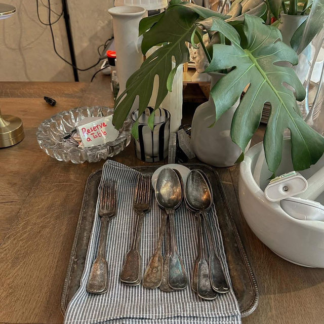 คาเฟ่หลบมุมย่านสาทร ร้าน Small Table 