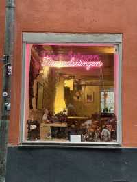 Slow Strolling in Stockholm – History, Meatballs & Cozy Breaks
