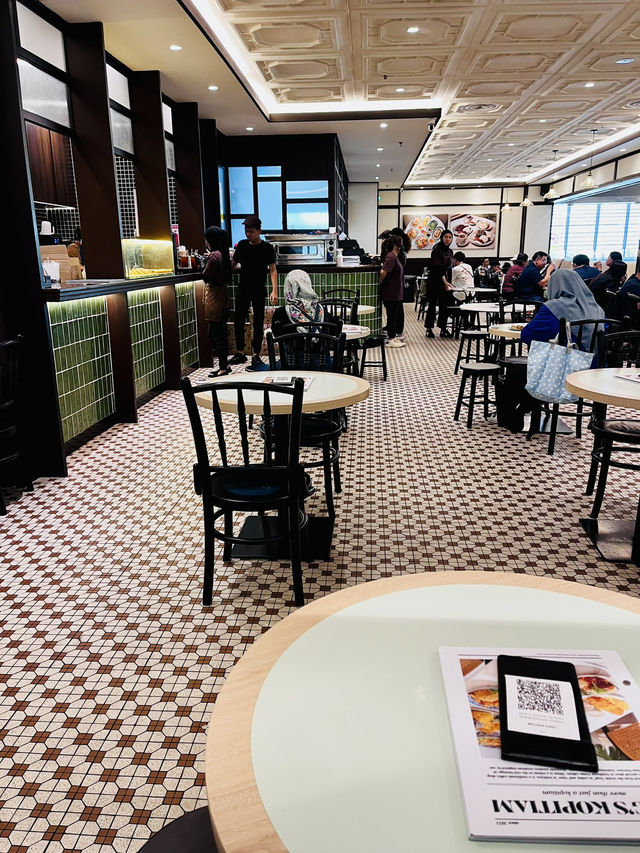 “Ling’s Kopitiam: A Local Flavor Haven”