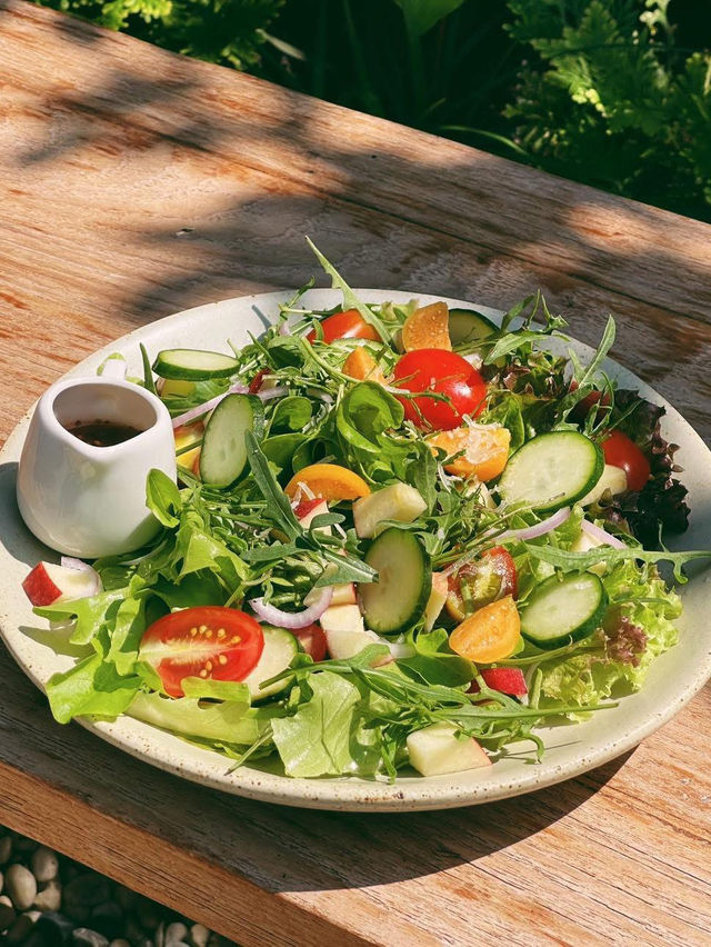 Sip, sit, and slow down—Hitch & Round is