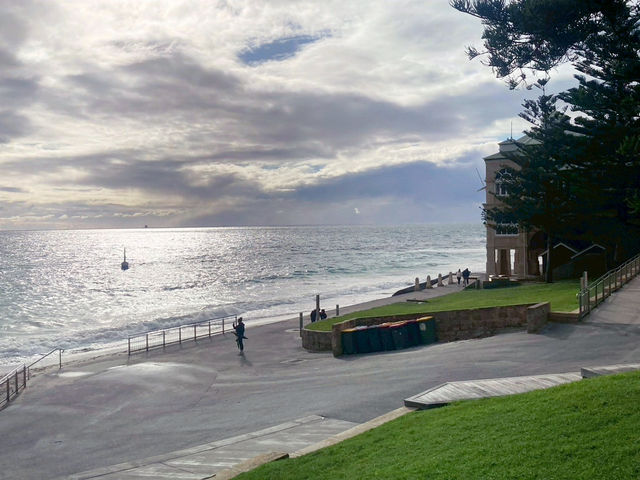  เดินเล่นริมทะเลที่ Cottesloe Beach