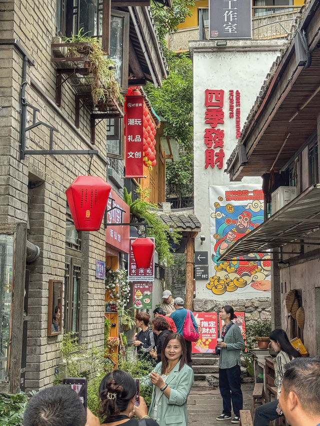 Urban Maze in the Mountains: Wandering through 山城巷
