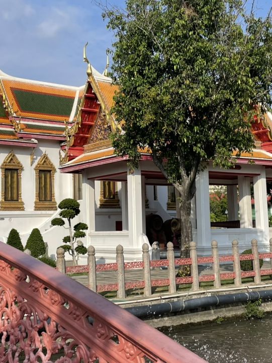 🏛️ 하얀 대리석의 우아함, 왓 벤차마보핏에서 느끼는 평온 🕊️
