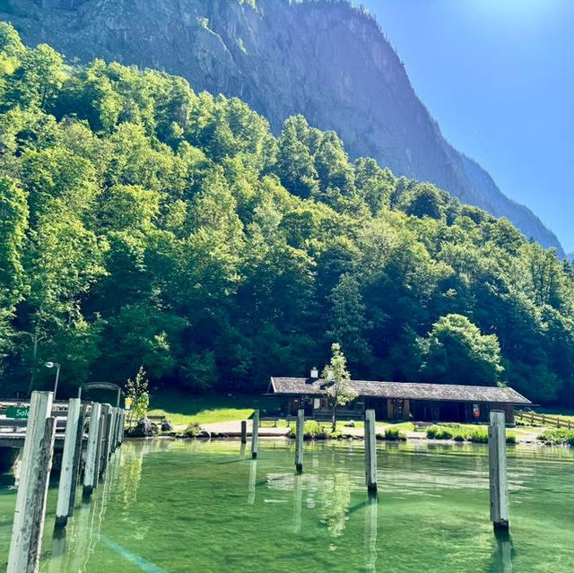 在人間仙境～德國國王湖享用清澈湖面倒映的山林美景