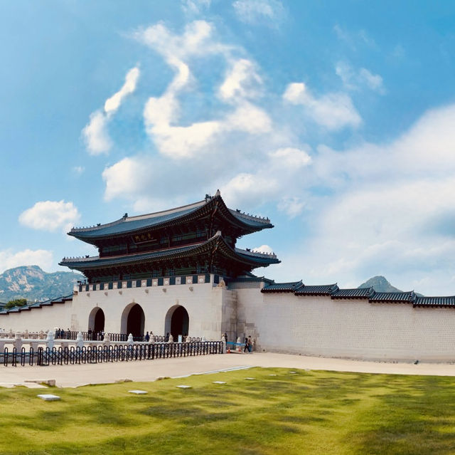 Gwanghwamun Square: A Vibrant Hub with Historical Charm
