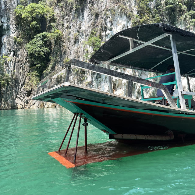 ที่พักเขื่อนเชี่ยวหลาน เล่นน้ำจอยๆ ที่แพภูผาวารี