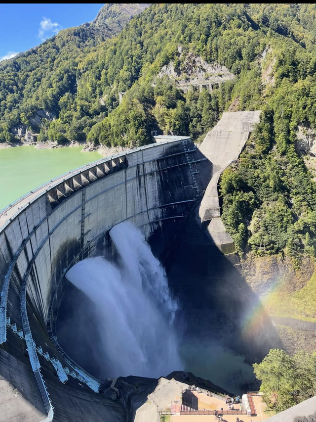 大自然と技術の融合🌈 黒部ダムで体感する圧巻の放水