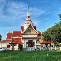 สักการะพระพุทธประติมากรและพระเจ้าห้าพระองค์