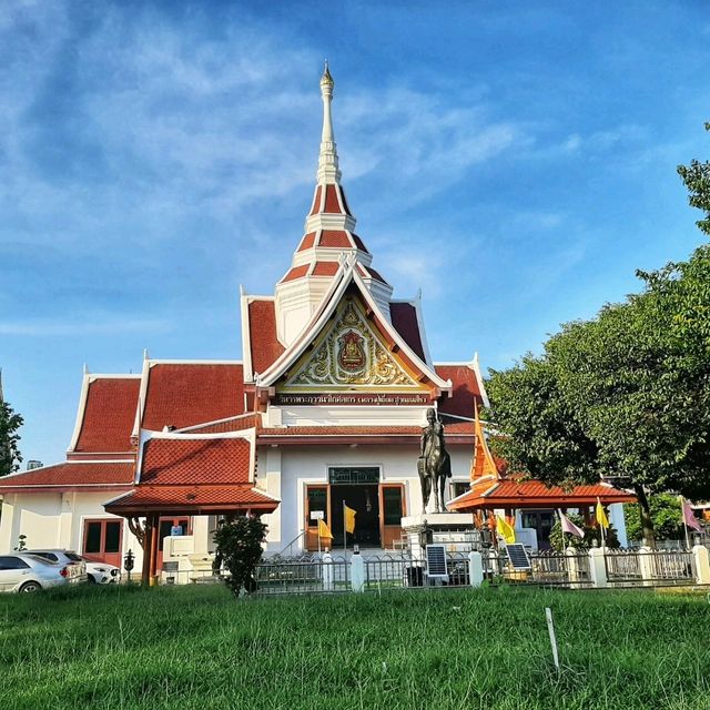 สักการะพระพุทธประติมากรและพระเจ้าห้าพระองค์