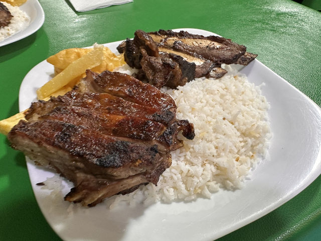 【Uyuniの街｜LA PACEÑA Churrasqueriaでリャマ肉バーベキュー体験】