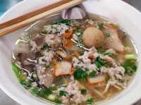 ร้านก๋วยเตี๋ยวเก่าแก่แปดริ้ว เปิดมาแล้วกว่า 60 ปี