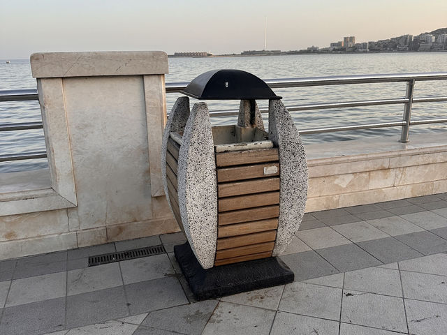 【Baku Promenade 夕暮れ／バクー海岸散歩｜カスピ海と炎の塔が織りなす“黄金の散策劇場”】