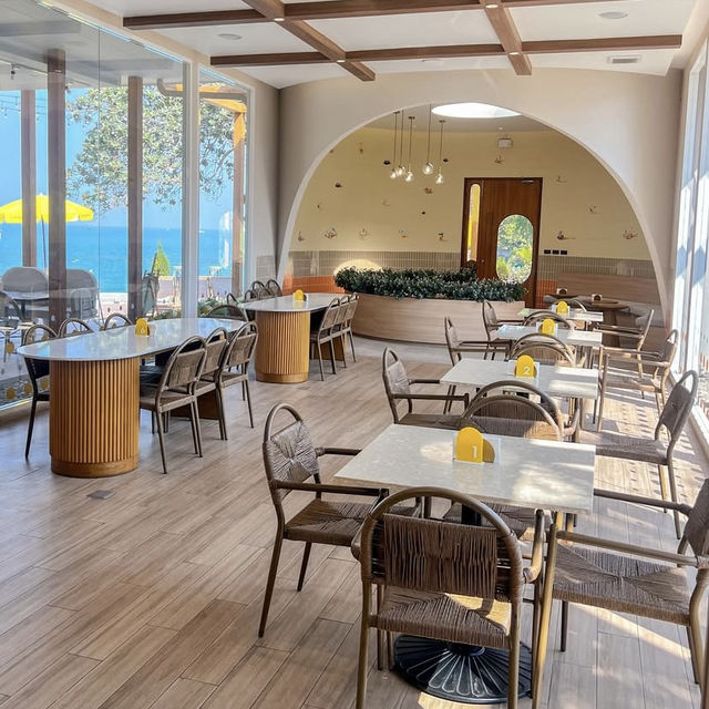 🏖️ Sunny Beach House – คาเฟ่ริมทะเล