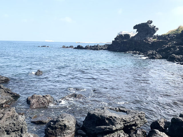 📍Quick Stop at the Dragon’s Head – Yongduam Rock, Jeju