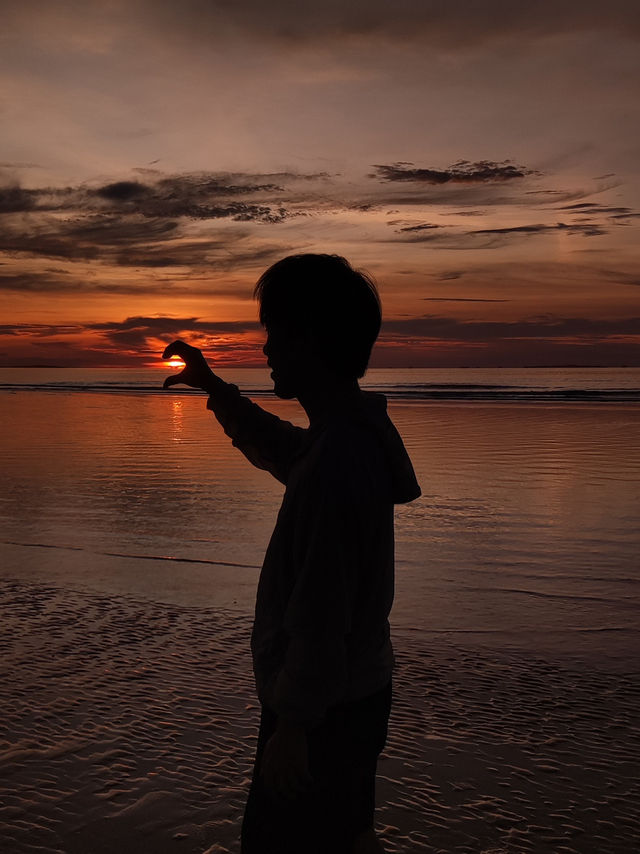 🌅 Sunset at Tanjung Aru – KK’s Golden Hour You’ll Never Forget 🌴✨