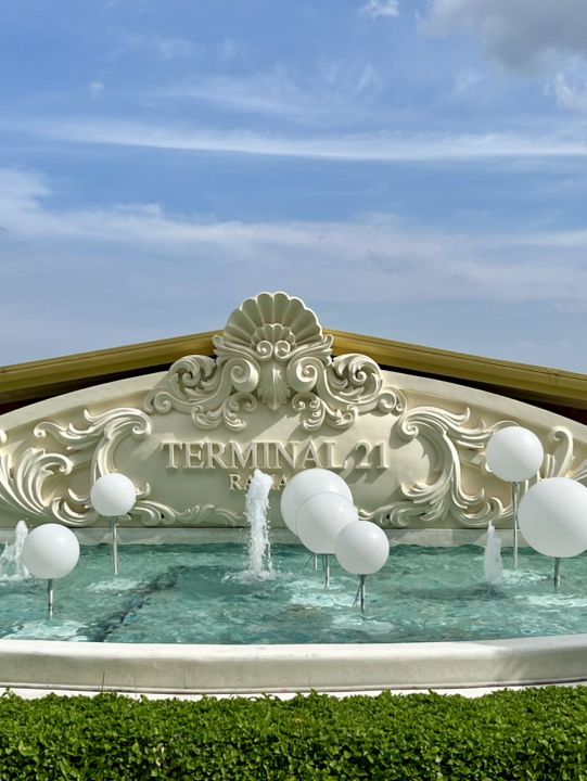 The most beautiful shopping mall in the world ! 