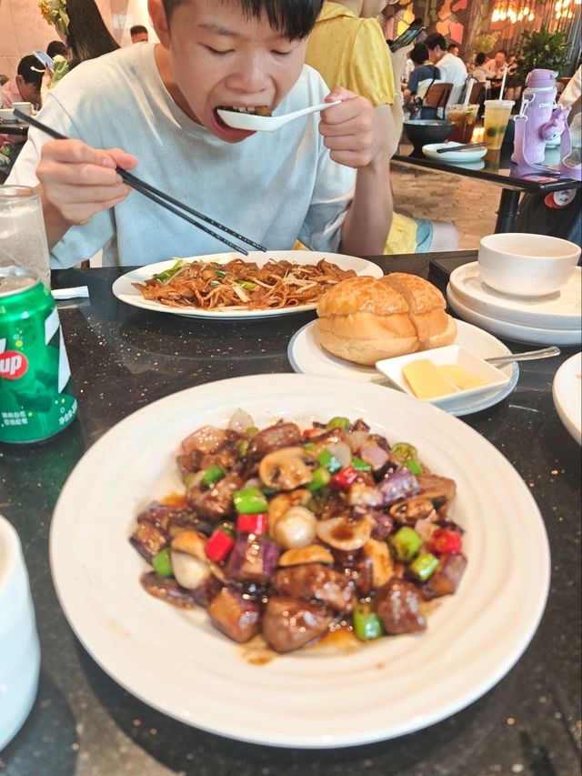 大人以及小孩的夢幻園區，一輩子一定要來玩的地方。