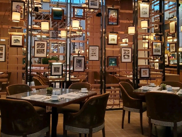 Skyline, Serenity & 4,200 Artworks – My Iconic Stay at The Ritz-Carlton, Millenia Singapore