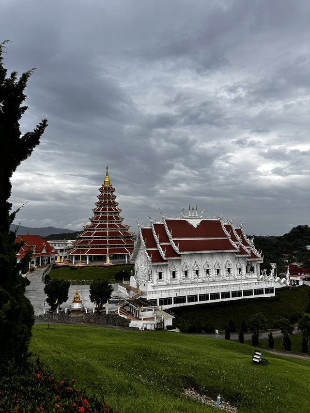 Wat Huay Pla Kang the peace dragons tower 