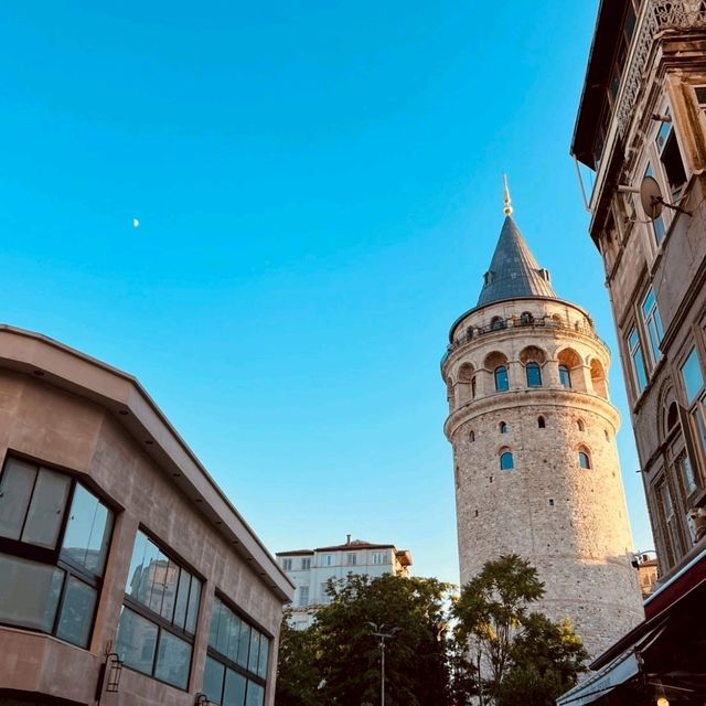 Galata tower หอคอยเเลนมาร์คในอิสตันบูล