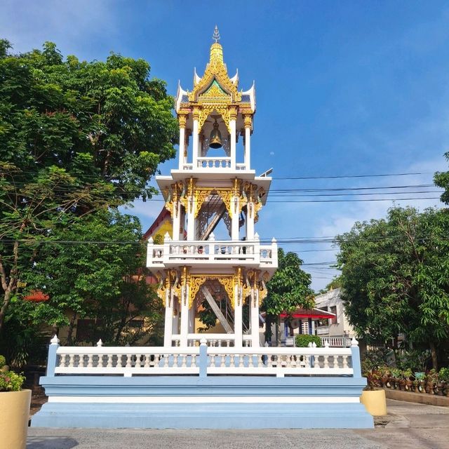 สักการะหลวงพ่อโต พระพุทธโสธรจำลองที่เมืองปากน้ำ
