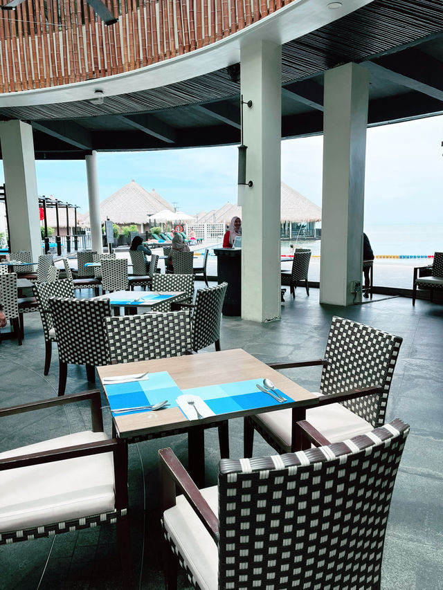 Chic Relaxation at the Golden Palm Sepang’s Poolside Bar