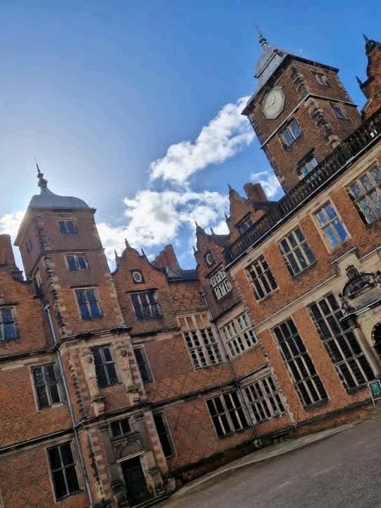 Remarbly quiet for a historic visitor attraction. A nice property to take your time exploring the rooms and it's potted history.
