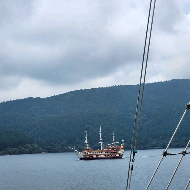 Hakone Lake Ashi: Peace Tori & Insta-Worthy Views 🚢✨
