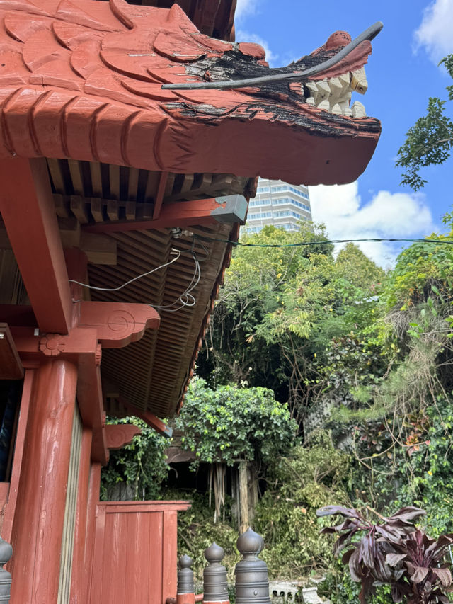 日本沖繩｜安里八幡宮——城市街角的靜謐神社，凝望歲月與庇佑的守護之地