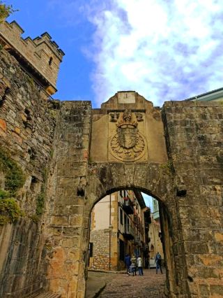 산책하며 만나는 온다리비아 고대 다리 아래의 인문 풍경