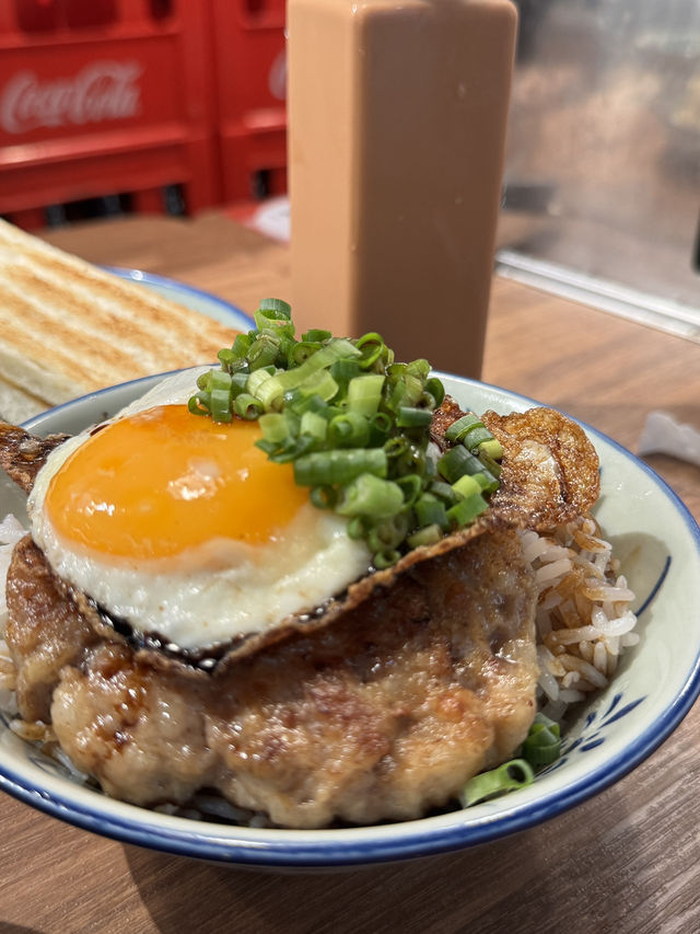 《兩草必食香煎脆邊蛋肉餅飯》