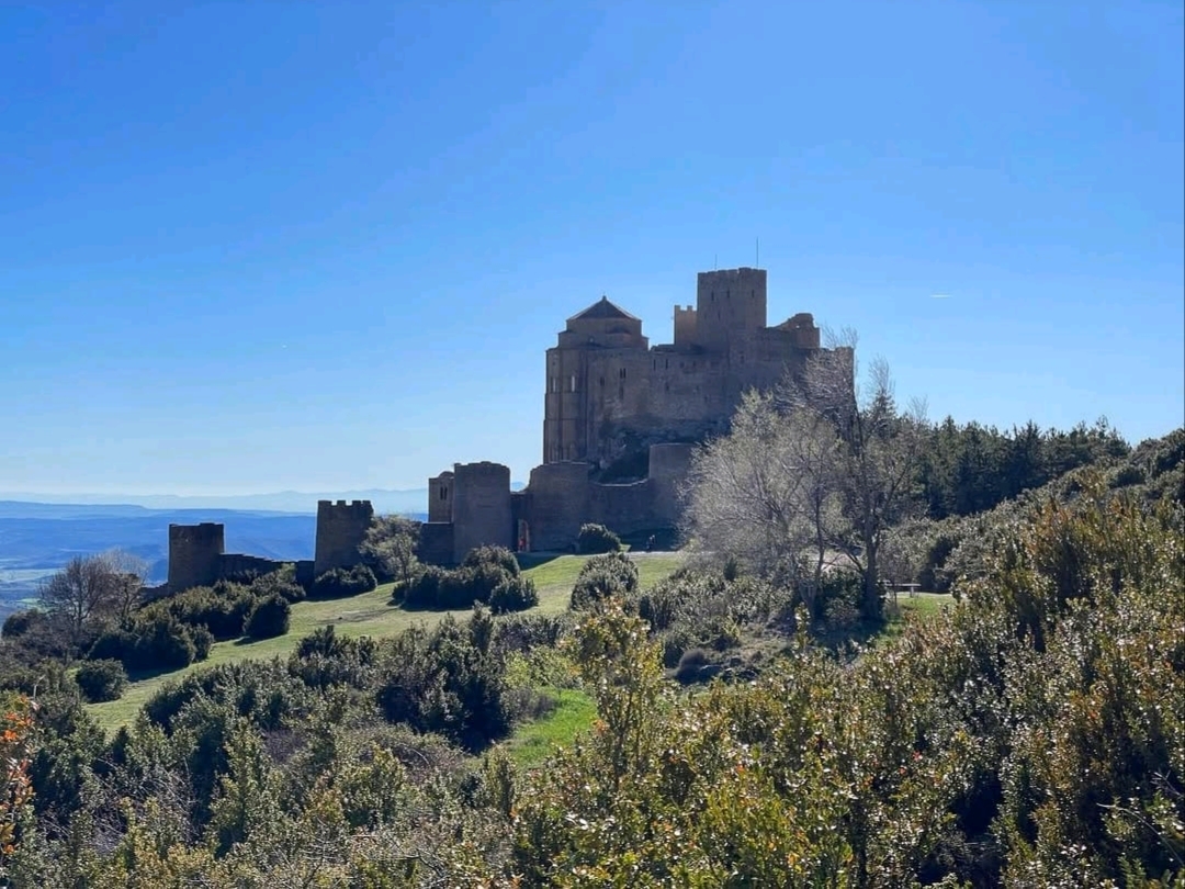 ป้อมปราการยุคกลางที่ตั้งตระหง่านเหนือท้องฟ้าใน Castillo de Loarre