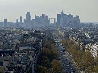 巴黎的未來之地，拉德芳斯。