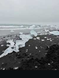 湖中的冰塊在陽光下呈現出透明、藍色或白色的光芒，令人驚艷