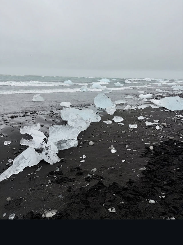 湖中的冰塊在陽光下呈現出透明、藍色或白色的光芒，令人驚艷