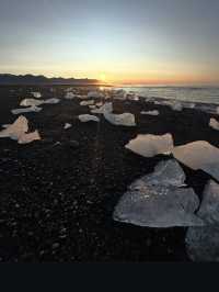 湖中的冰塊在陽光下呈現出透明、藍色或白色的光芒，令人驚艷