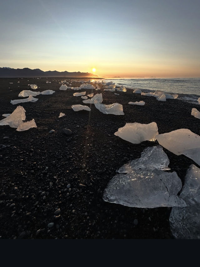 湖中的冰塊在陽光下呈現出透明、藍色或白色的光芒，令人驚艷